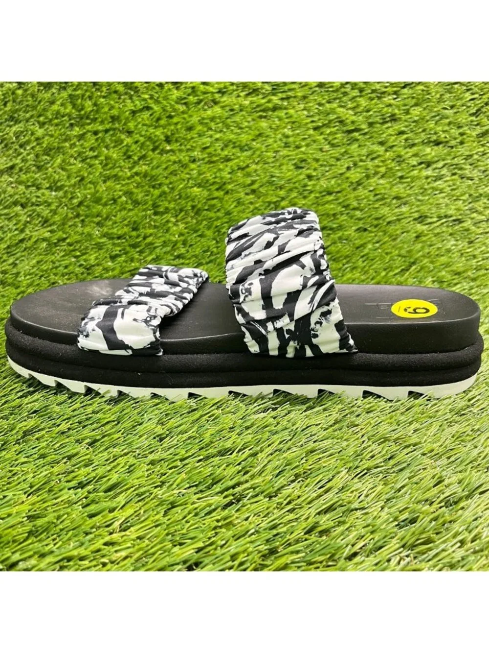 Sorel Roaming Two Strap Womens Size 9 White Black Beach Outdoor Slide Sandals